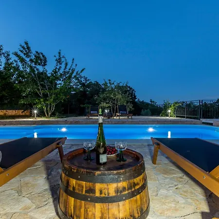 Holiday home Podrugovi Dvori Mit Pool *